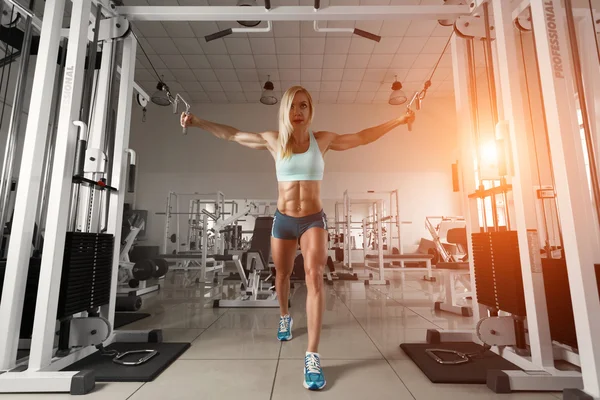 Mujer fuerte haciendo ejercicio en el gimnasio — Foto de Stock