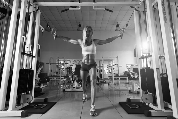 Spor salonunda egzersiz yaparak güçlü kadın — Stok fotoğraf