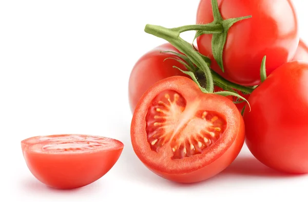 Tomates frescos em uma haste verde — Fotografia de Stock