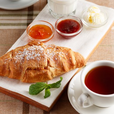 kruvasan ile reçel, tereyağı ve çay