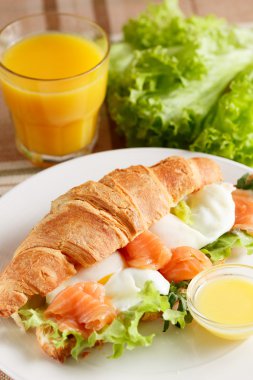 kırmızı balık haşlanmış yumurta