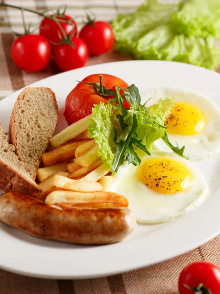 Jajka sadzone z kiełbasą i frytki — Zdjęcie stockowe