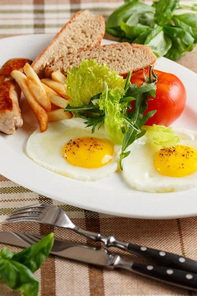Jajka sadzone z kiełbasą i frytki — Zdjęcie stockowe