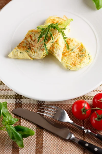 Scrambled eggs with arugula — Stock Photo, Image