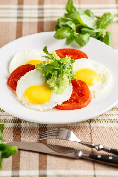 Fried eggs with vegetables — Stock Photo, Image