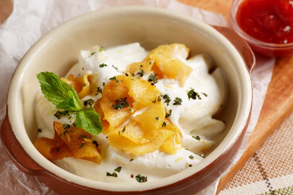 Albóndigas con crema agria y manzanas al horno —  Fotos de Stock