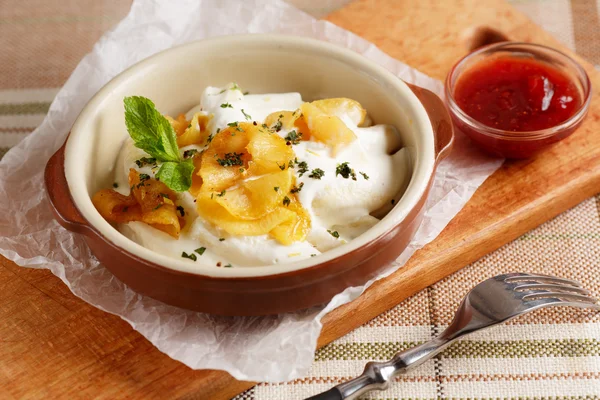 Albóndigas con crema agria y manzanas al horno — Foto de Stock