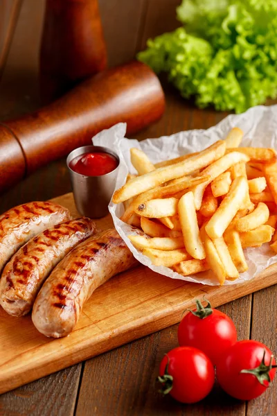 Salsicce fritte con patatine fritte — Foto Stock