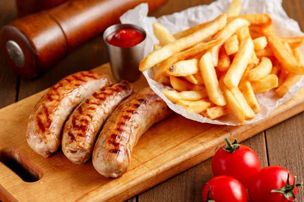 Salsichas fritas com batatas fritas — Fotografia de Stock