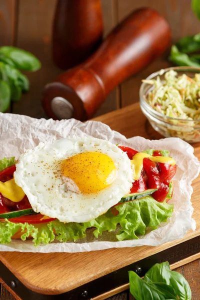 Hot-Dog z jajkiem na drewnianą deską do krojenia — Zdjęcie stockowe