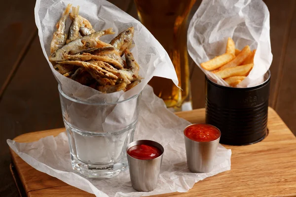 Espadín y papas fritas con salsa — Foto de Stock