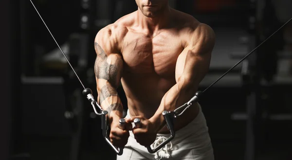 Spor salonunda egzersiz yaparak güçlü vücut geliştirmeci — Stok fotoğraf