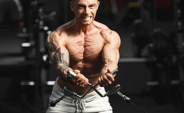 Spor salonunda egzersiz yaparak güçlü vücut geliştirmeci — Stok fotoğraf