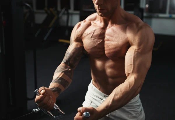spor salonunda egzersiz yaparak güçlü vücut geliştirmeci