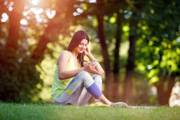 Mujer atlética descansando después del ejercicio — Foto de Stock