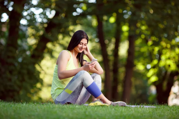 Mujer atlética descansando después del ejercicio — Foto de Stock