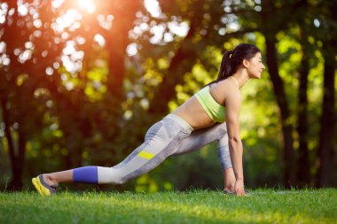 kadın parkta Fitness egzersizleri yapıyor