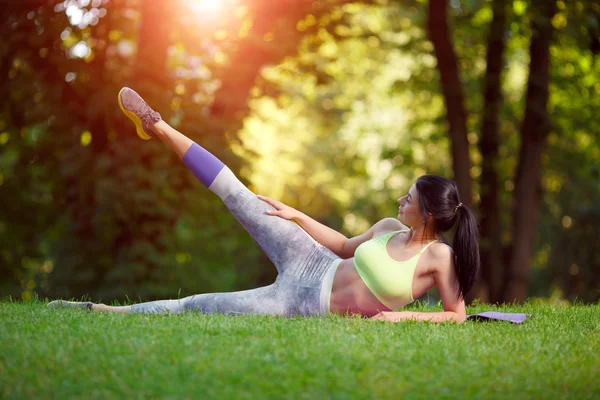 Mujer haciendo ejercicios de fitness en el parque —  Fotos de Stock