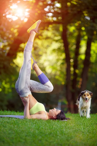 Donna che fa esercizi di fitness nel parco — Foto Stock