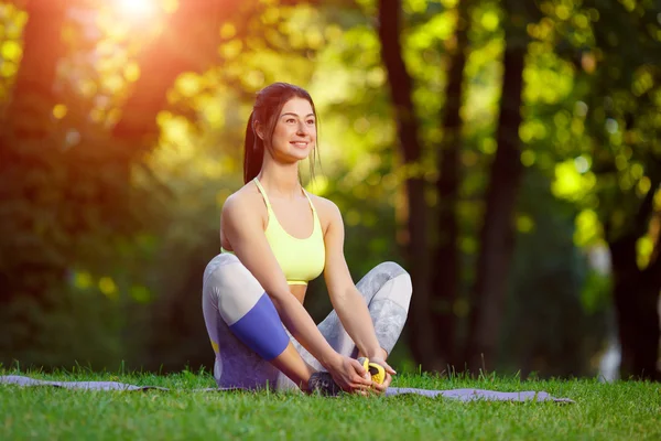 Žena, která dělá fitness cvičení v parku — Stock fotografie