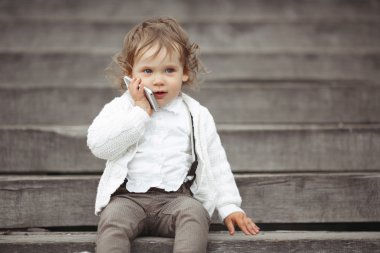 küçük kız cep telefonda konuşurken