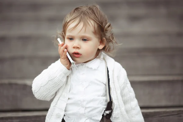 Lilla flickan talar i mobiltelefon — Stockfoto