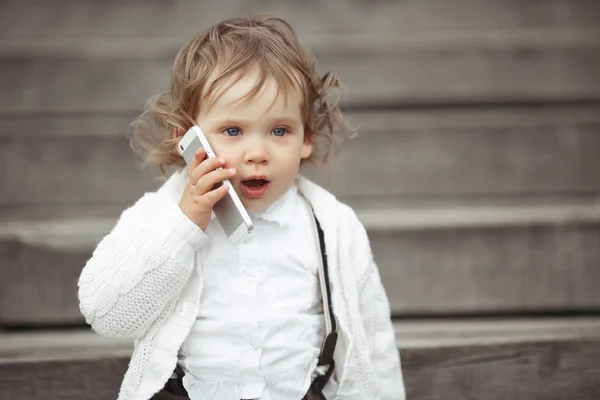 Lilla flickan talar i mobiltelefon — Stockfoto