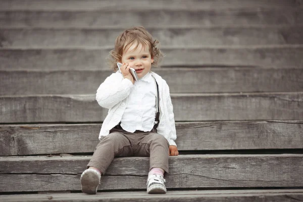 Gadis kecil berbicara di telepon genggam — Stok Foto