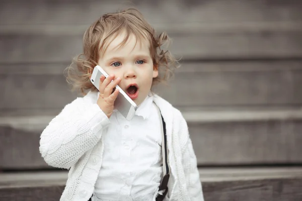 Μικρό κορίτσι μιλάει στο κινητό τηλέφωνο — Φωτογραφία Αρχείου