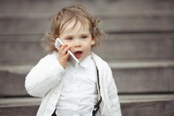 Lilla flickan talar i mobiltelefon — Stockfoto