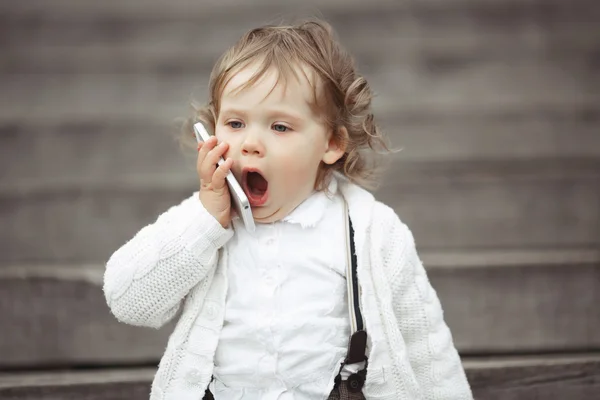 Niña hablando por teléfono móvil —  Fotos de Stock