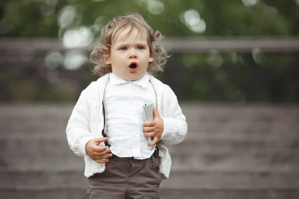 Liten flicka spelar med mobiltelefon — Stockfoto