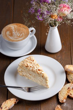 pasta dilimi fincan kahve ile