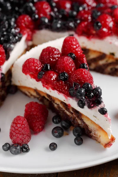 Pie with fresh raspberry and blueberry — Stock Photo, Image