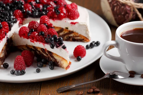 Pastel con frambuesa fresca y arándanos — Foto de Stock