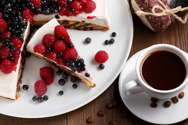 Pie with fresh raspberry and blueberry — Stock Photo, Image