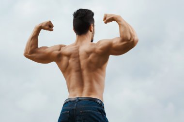 kaslı çıplak adam arkadan
