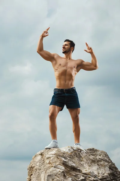 Sportovní a svalnatý muž s nahý trup — Stock fotografie