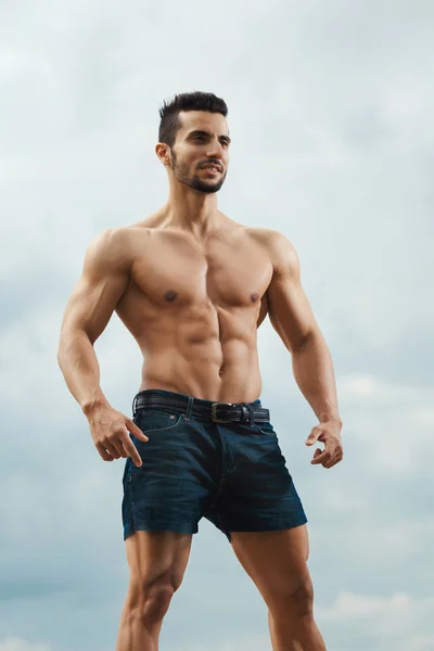 Атлетичный и мускулистый мужчина с обнаженным туловищем — стоковое фото