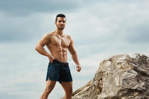 裸の胴体を持つ運動と筋肉男 — ストック写真