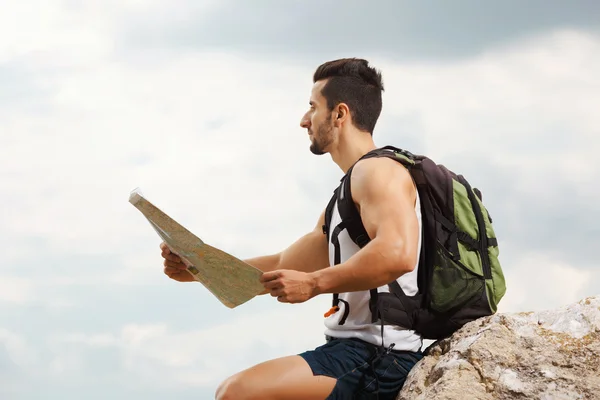 Wanderer mit Rucksack — Stockfoto