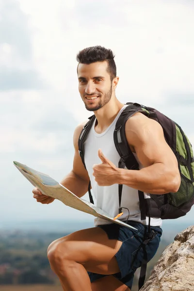 Wanderer mit Rucksack — Stockfoto