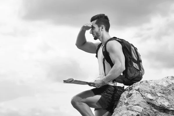 Foto em preto e branco de um turista com mochila — Fotografia de Stock