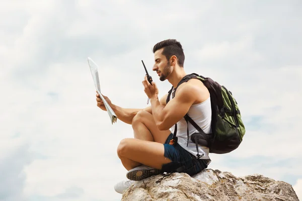 Jovem turista com uma mochila — Fotografia de Stock