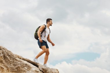 Genç adam turistik bir sırt çantası ile