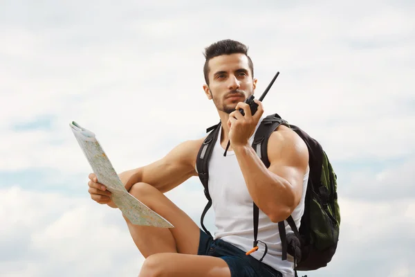 Junger Mann Tourist mit Rucksack — Stockfoto