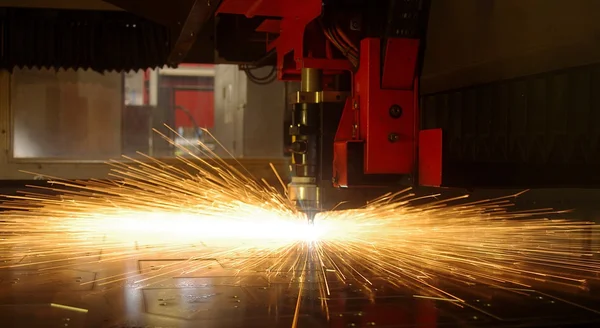 Laser cutting of metal sheet with sparks — Stock Photo, Image