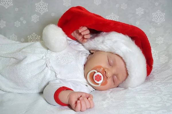 Bebé recién nacido de Navidad durmiendo en sombrero rojo de Santa Claus. Foto para calendario, tarjeta — Foto de Stock