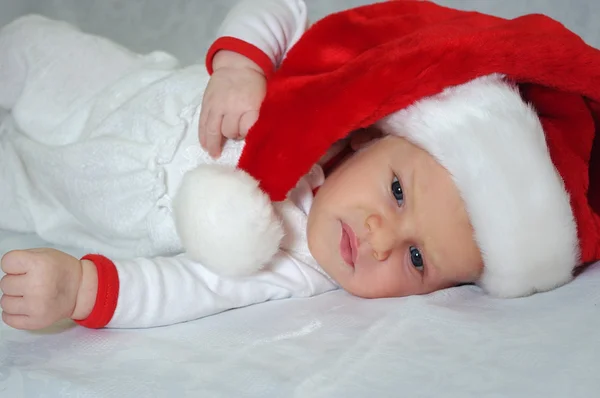 Ύπνου νεογέννητο μωρό Χριστούγεννα με τον Άγιο Βασίλη κόκκινο καπέλο. Φωτογραφία για το ημερολόγιο, κάρτα — Φωτογραφία Αρχείου