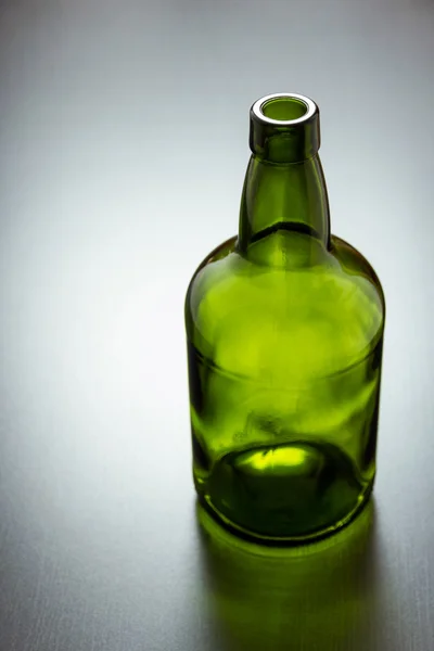 Botella verde sobre la mesa — Foto de Stock